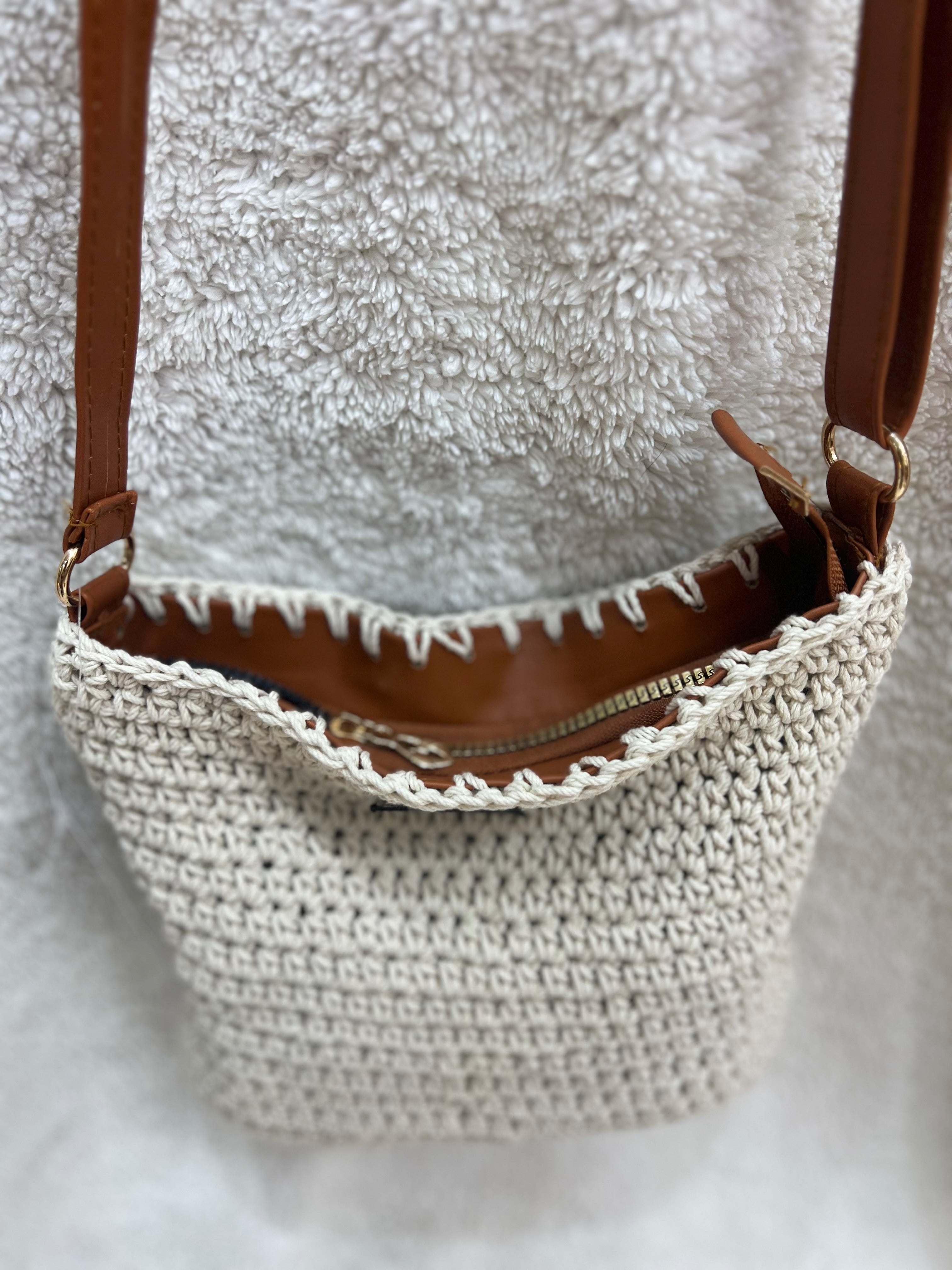 essential crossbody bag, havan / off-white