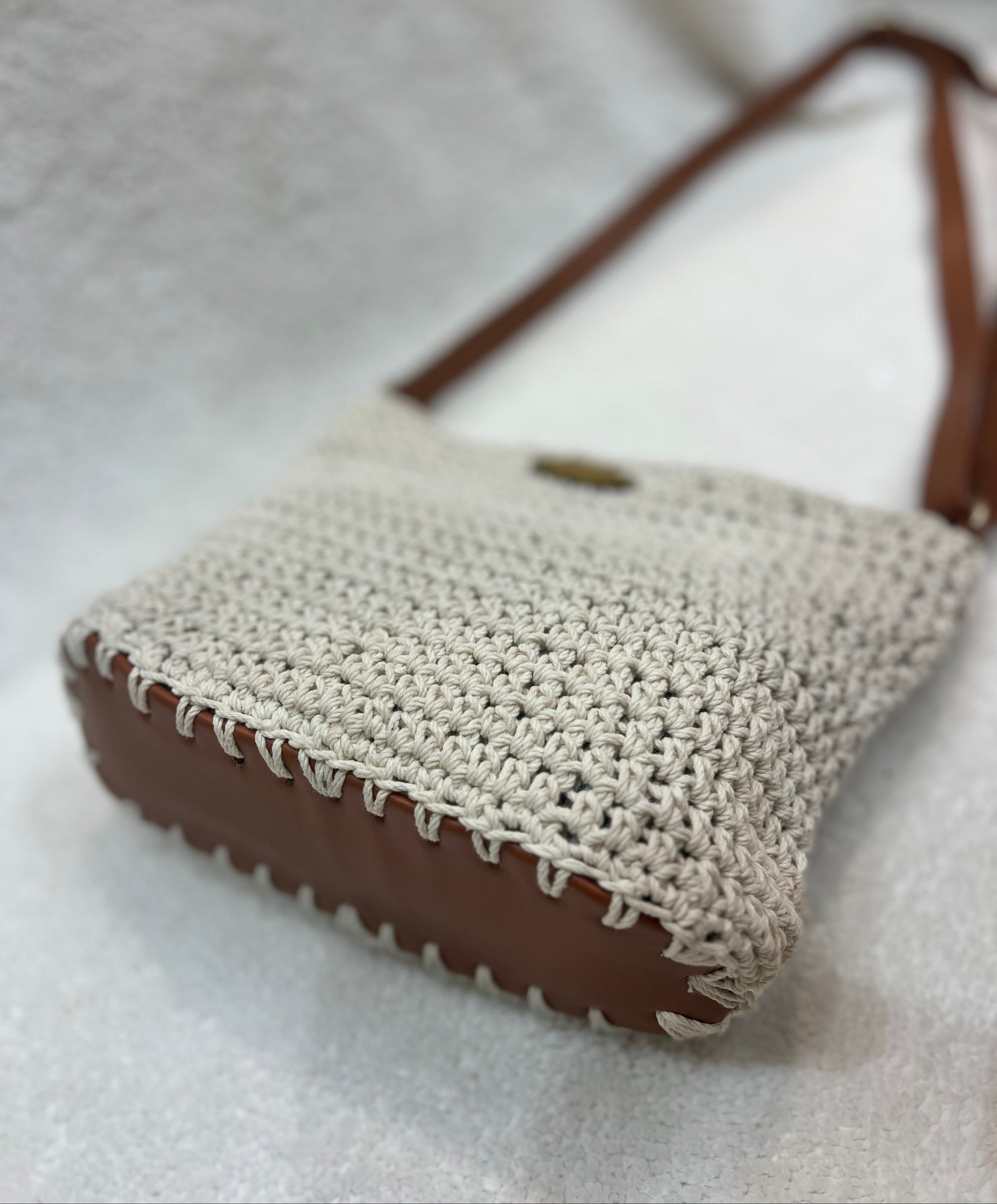 essential crossbody bag, havan / off-white