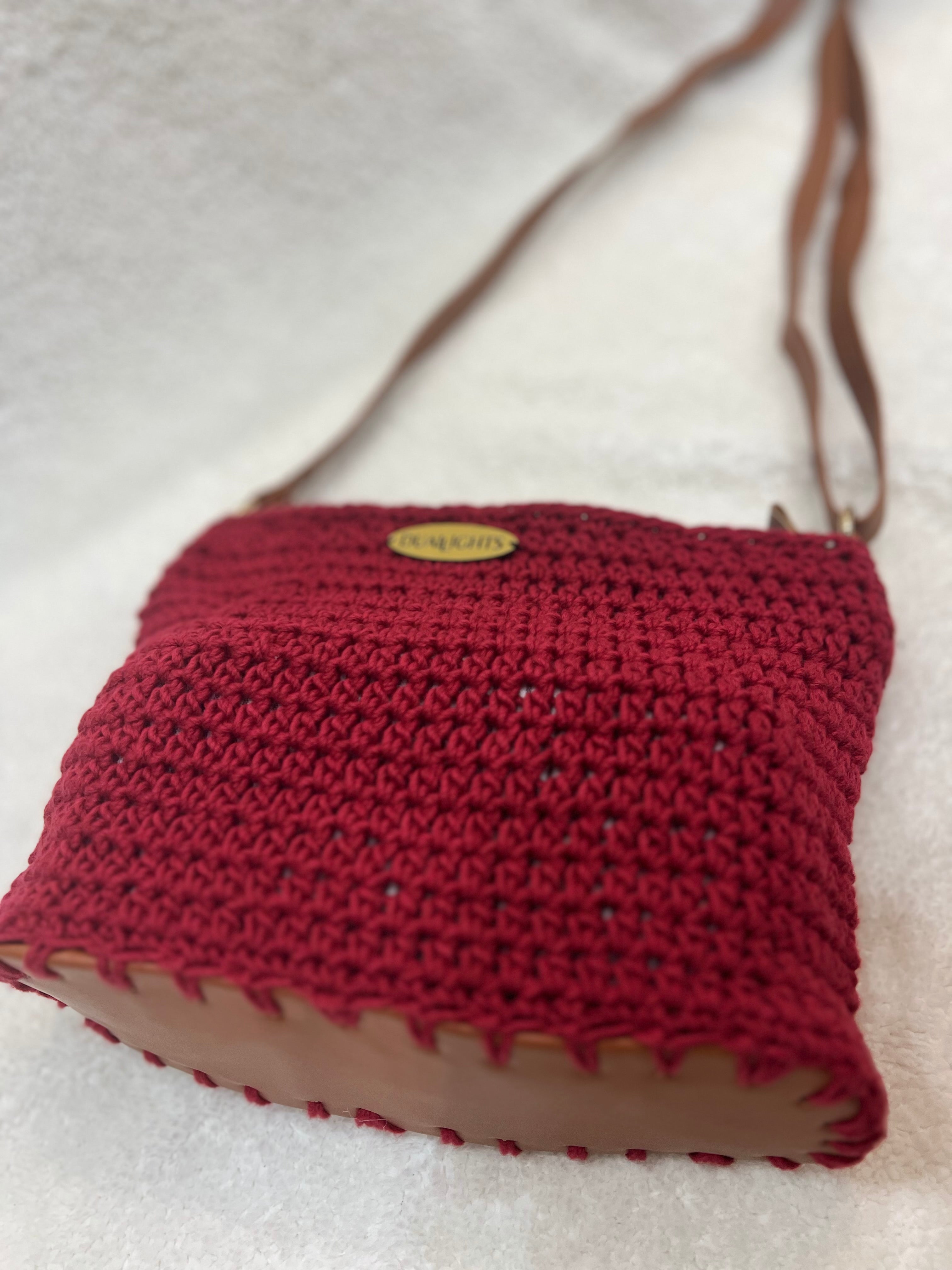essential crossbody bag, red
