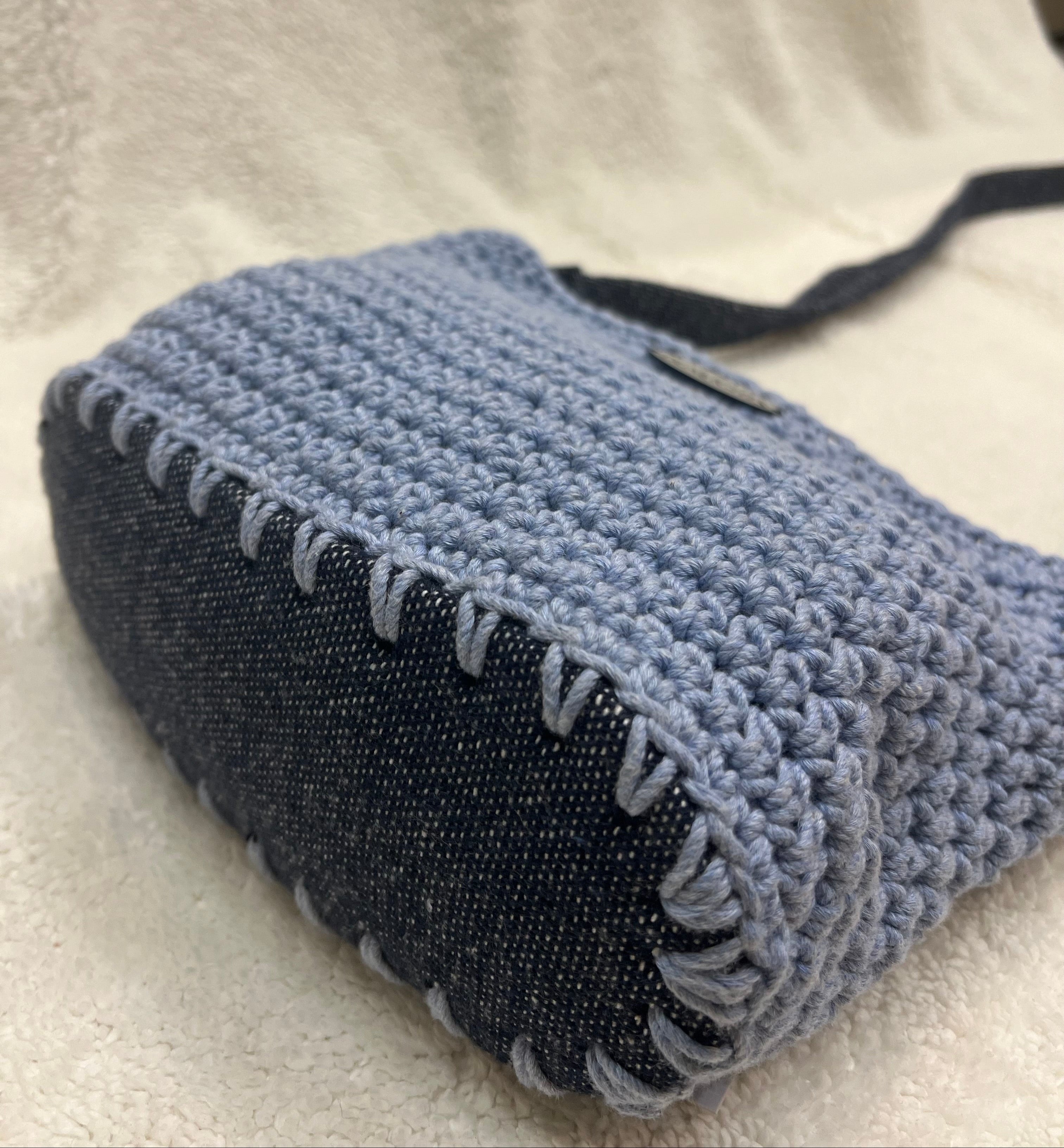 essential crossbody bag, jeans / baby blue