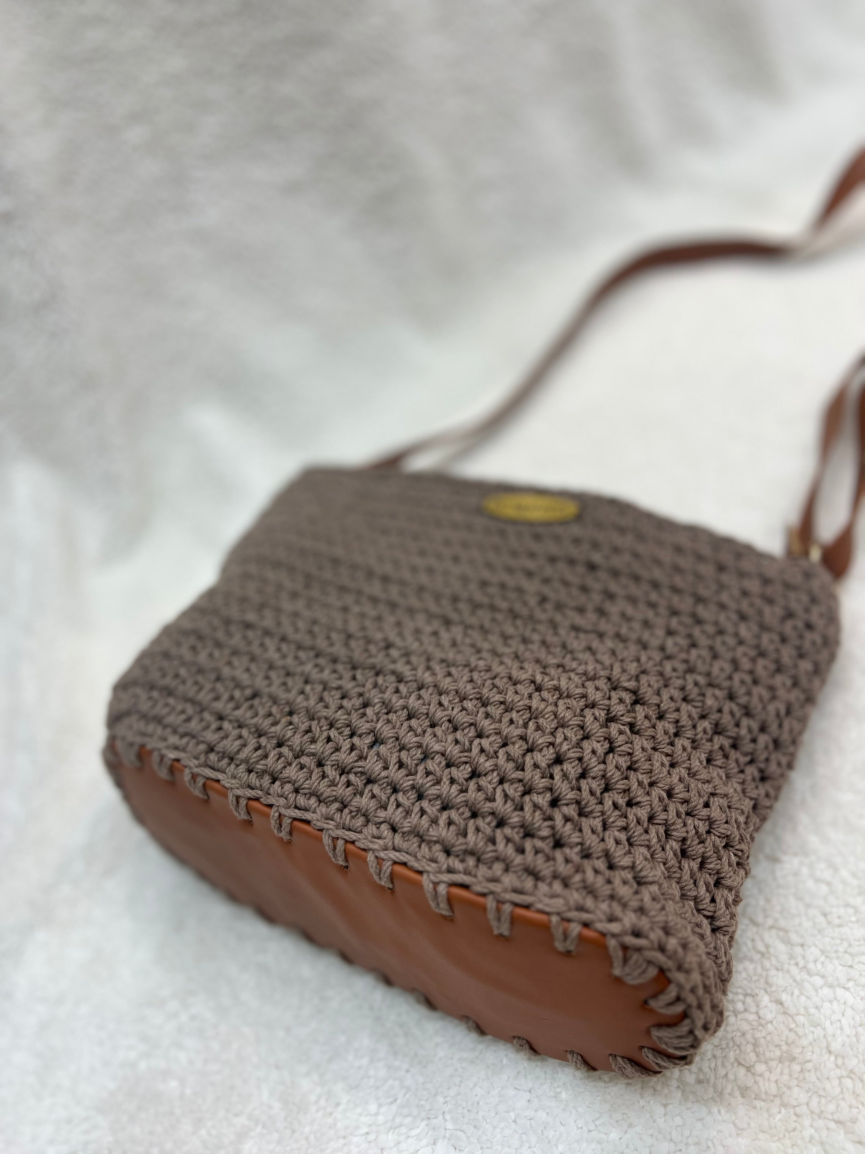 essential crossbody bag, havan / mocha