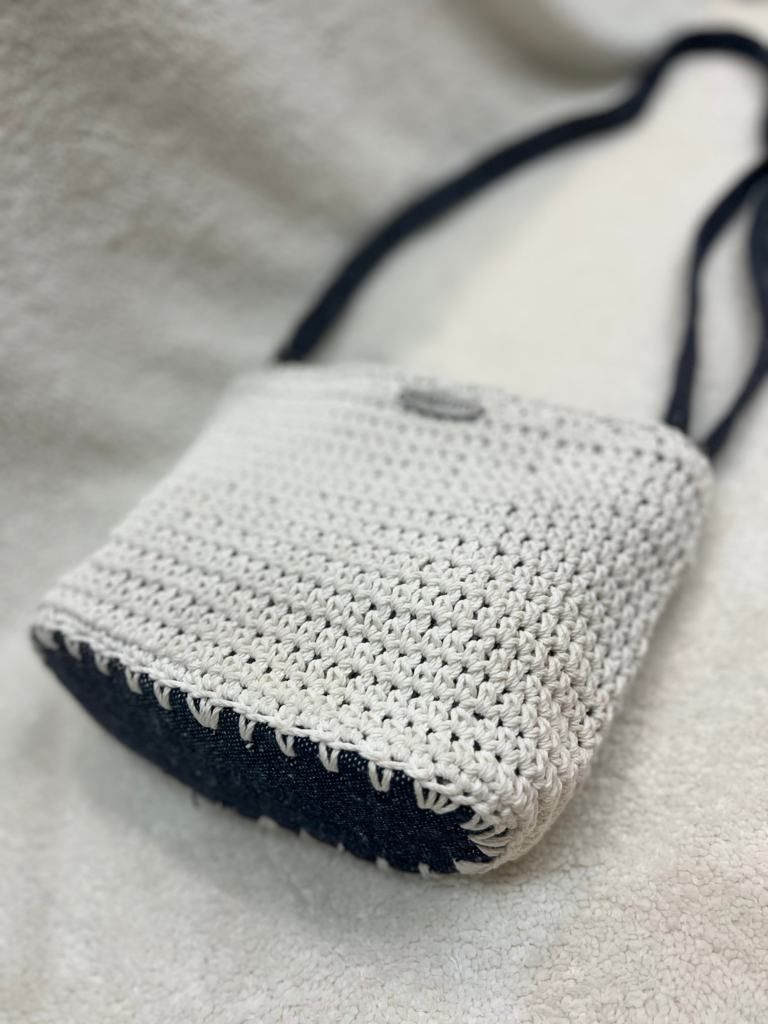 essential crossbody bag, jeans / white