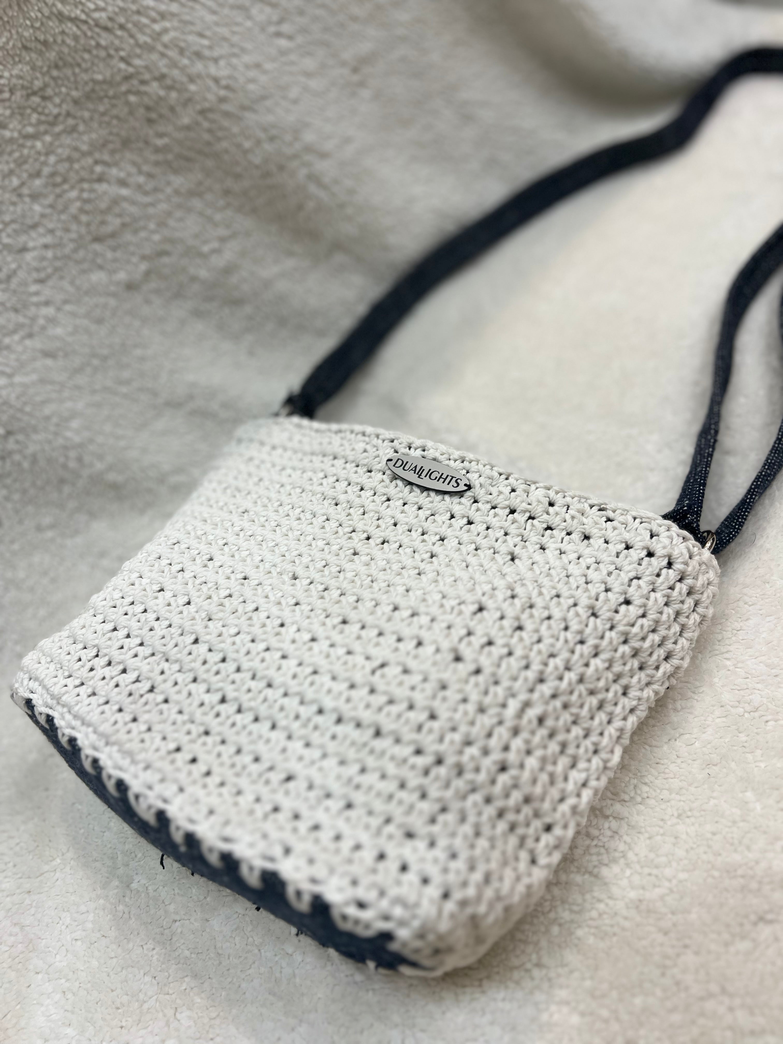 essential crossbody bag, jeans / white