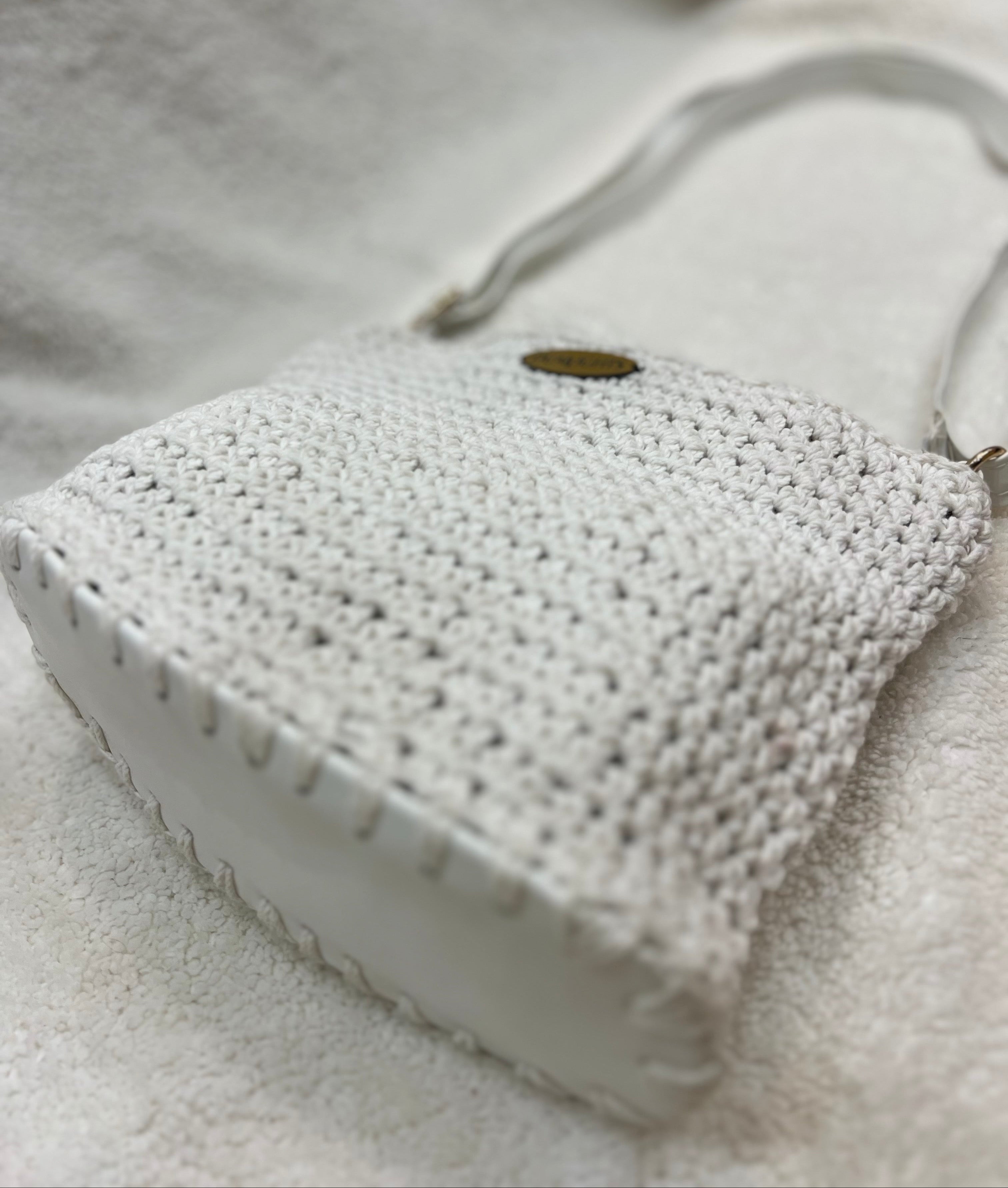 essential crossbody bag, white / white