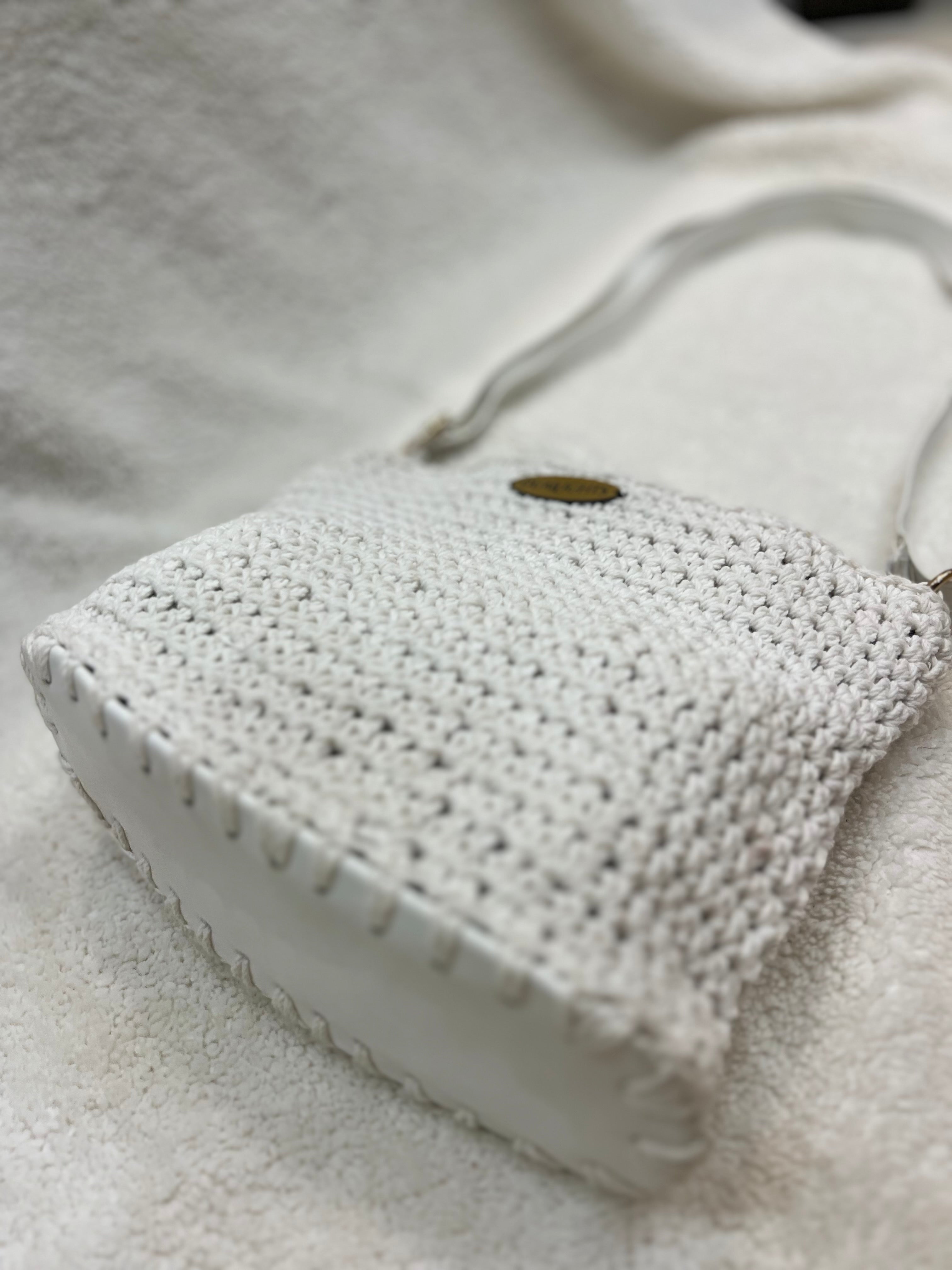 essential crossbody bag, white / white