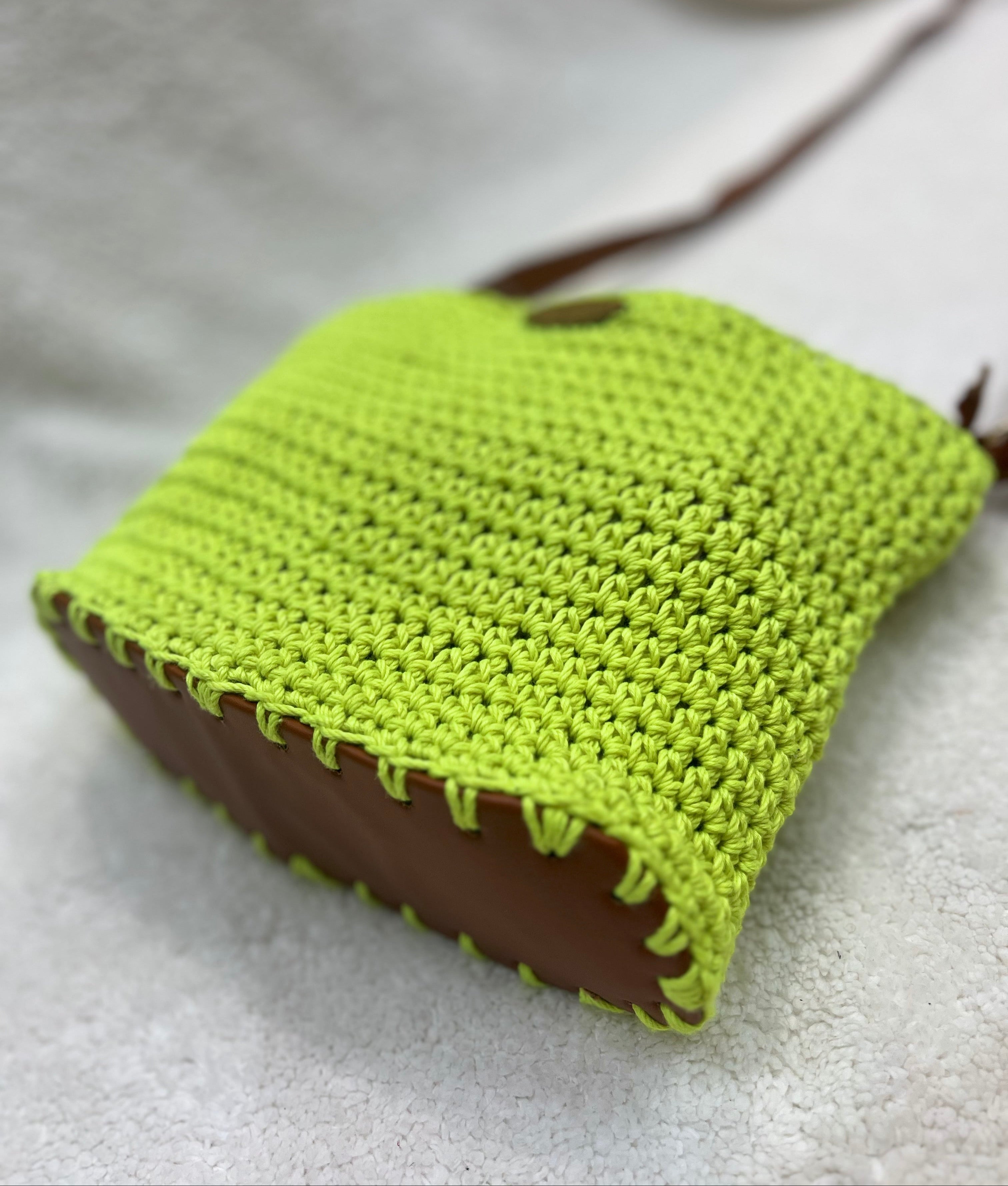 essential crossbody bag, havan / neon yellow