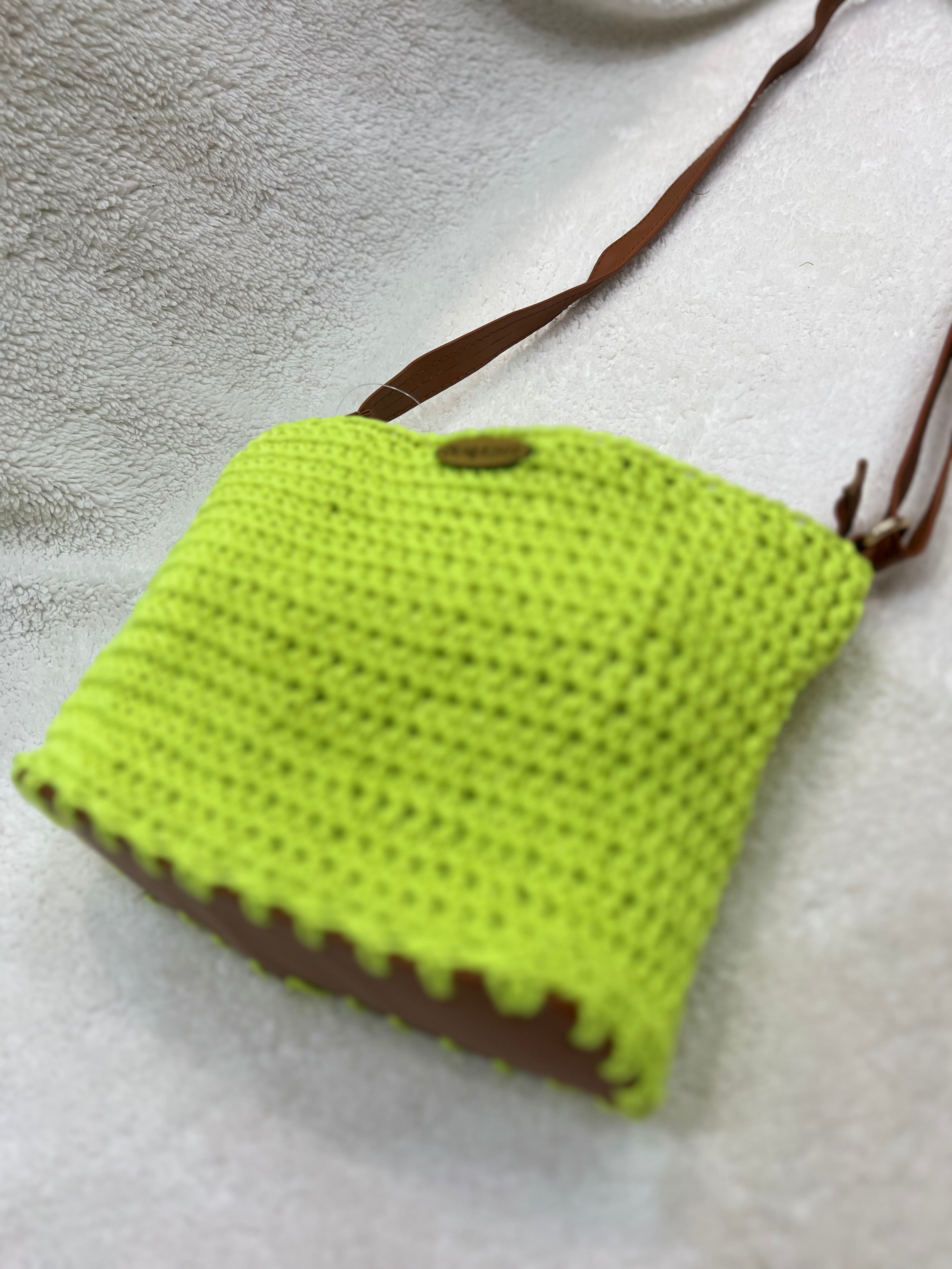 essential crossbody bag, havan / neon yellow