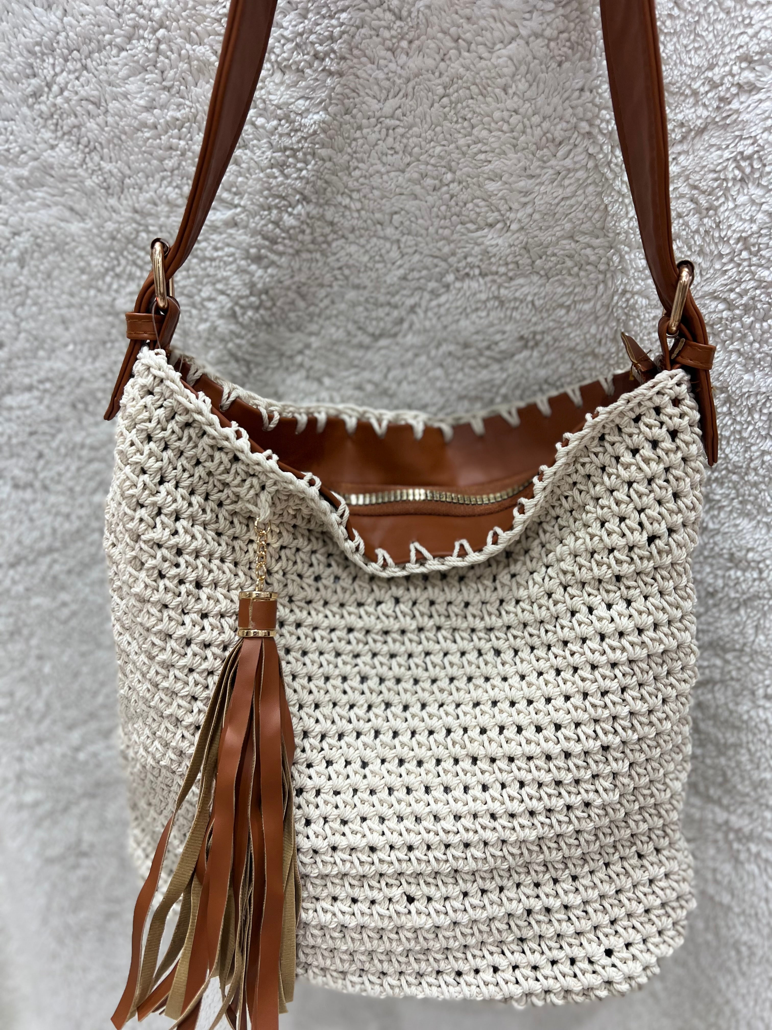 essential shoulder bag, havan / off-white