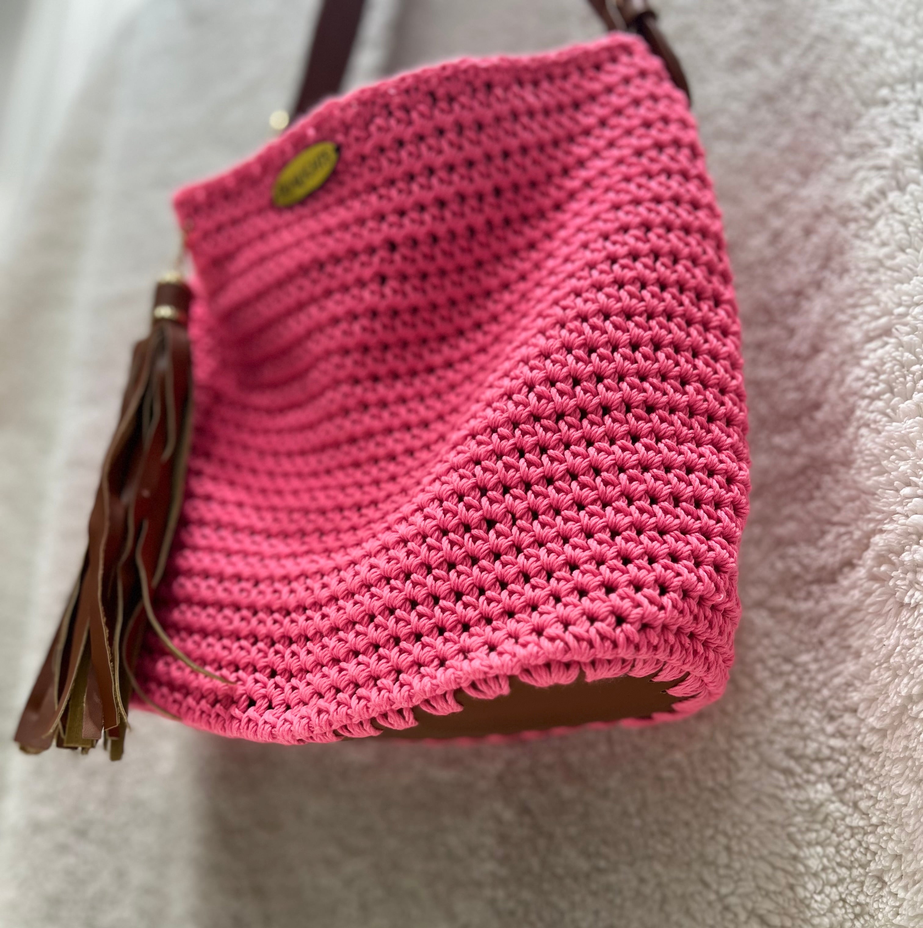 essential shoulder bag, havan / neon pink
