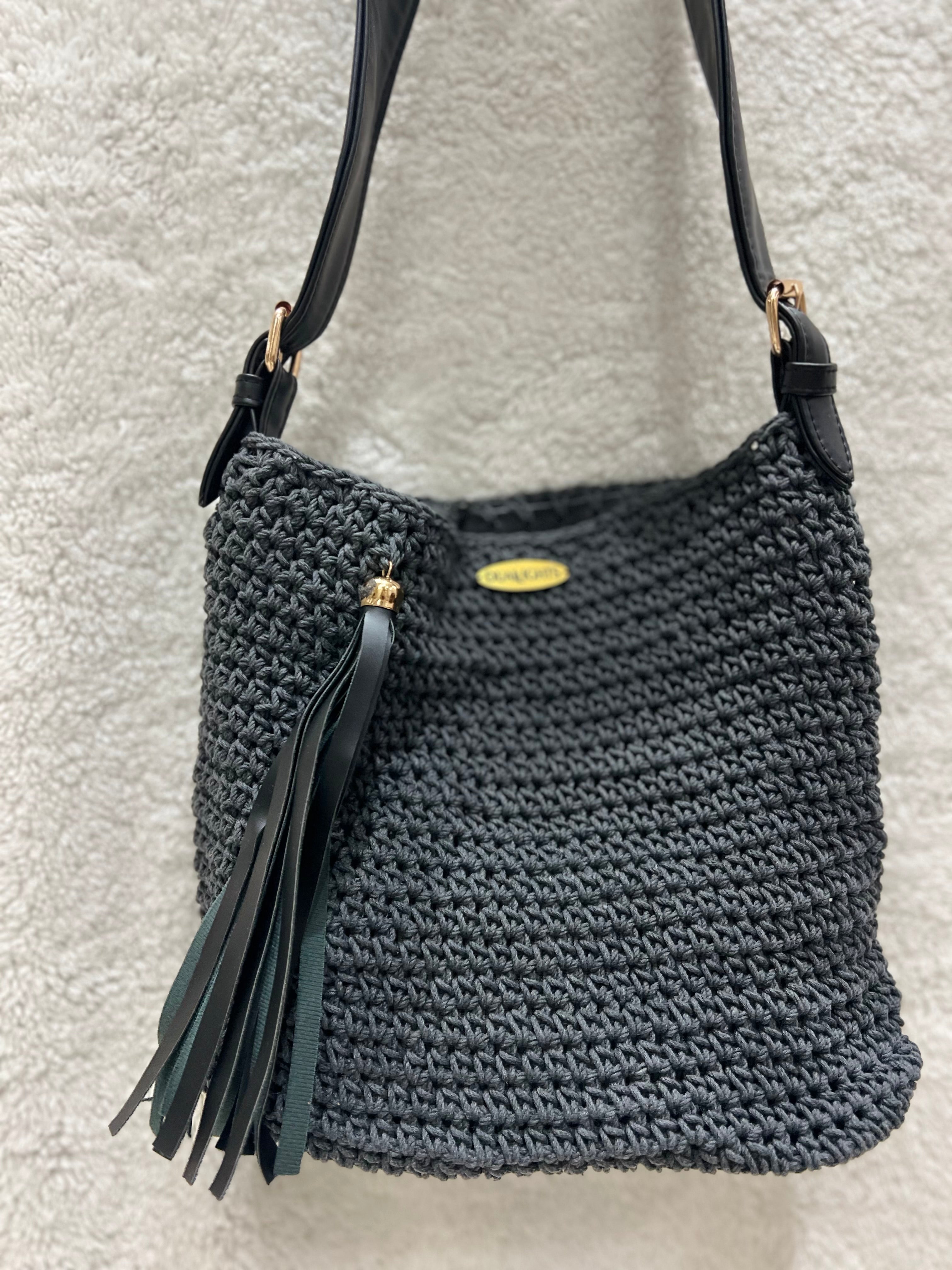 essential shoulder bag, black / dark gray