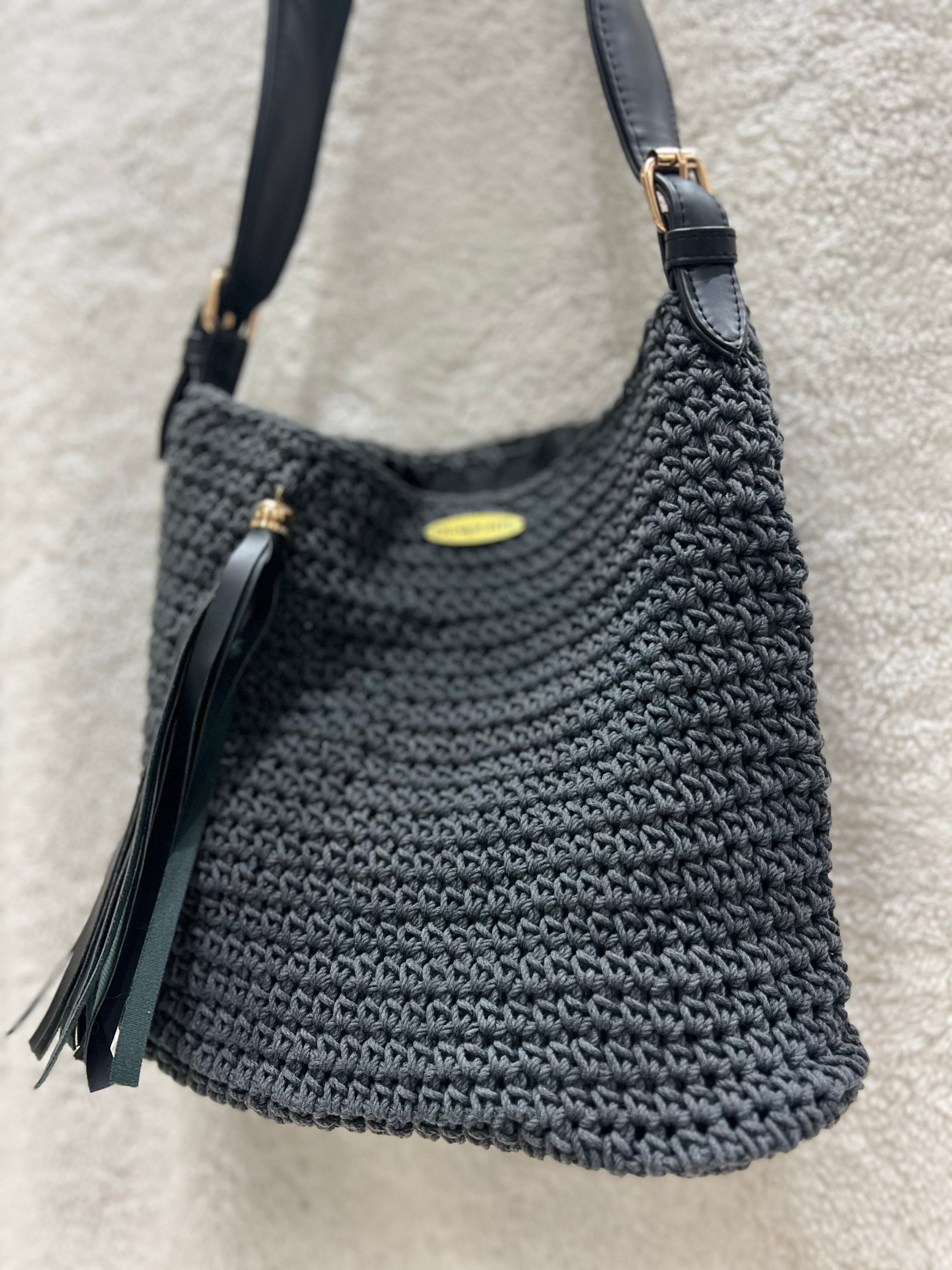 essential shoulder bag, black / dark gray