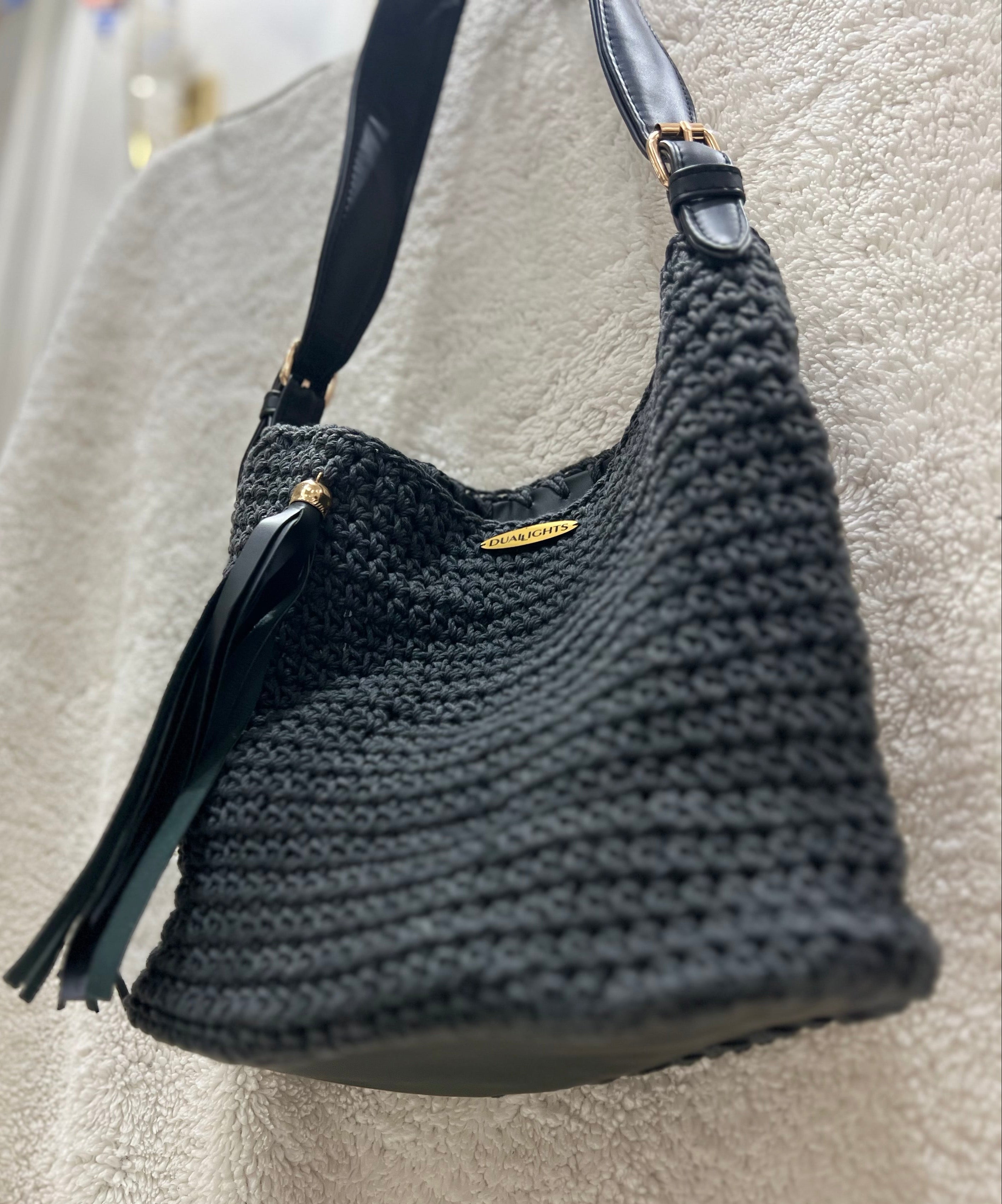 essential shoulder bag, black / dark gray