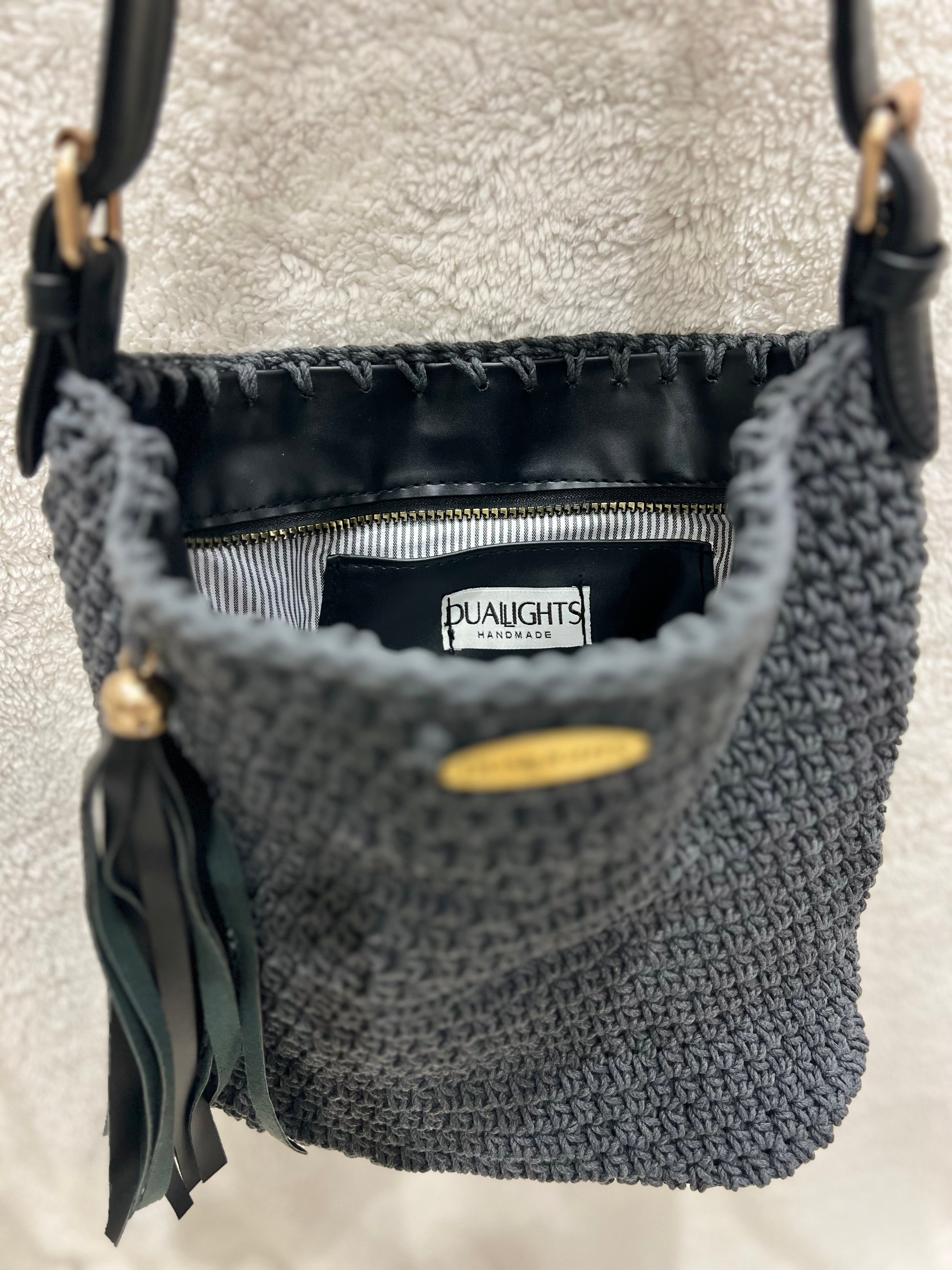 essential shoulder bag, black / dark gray