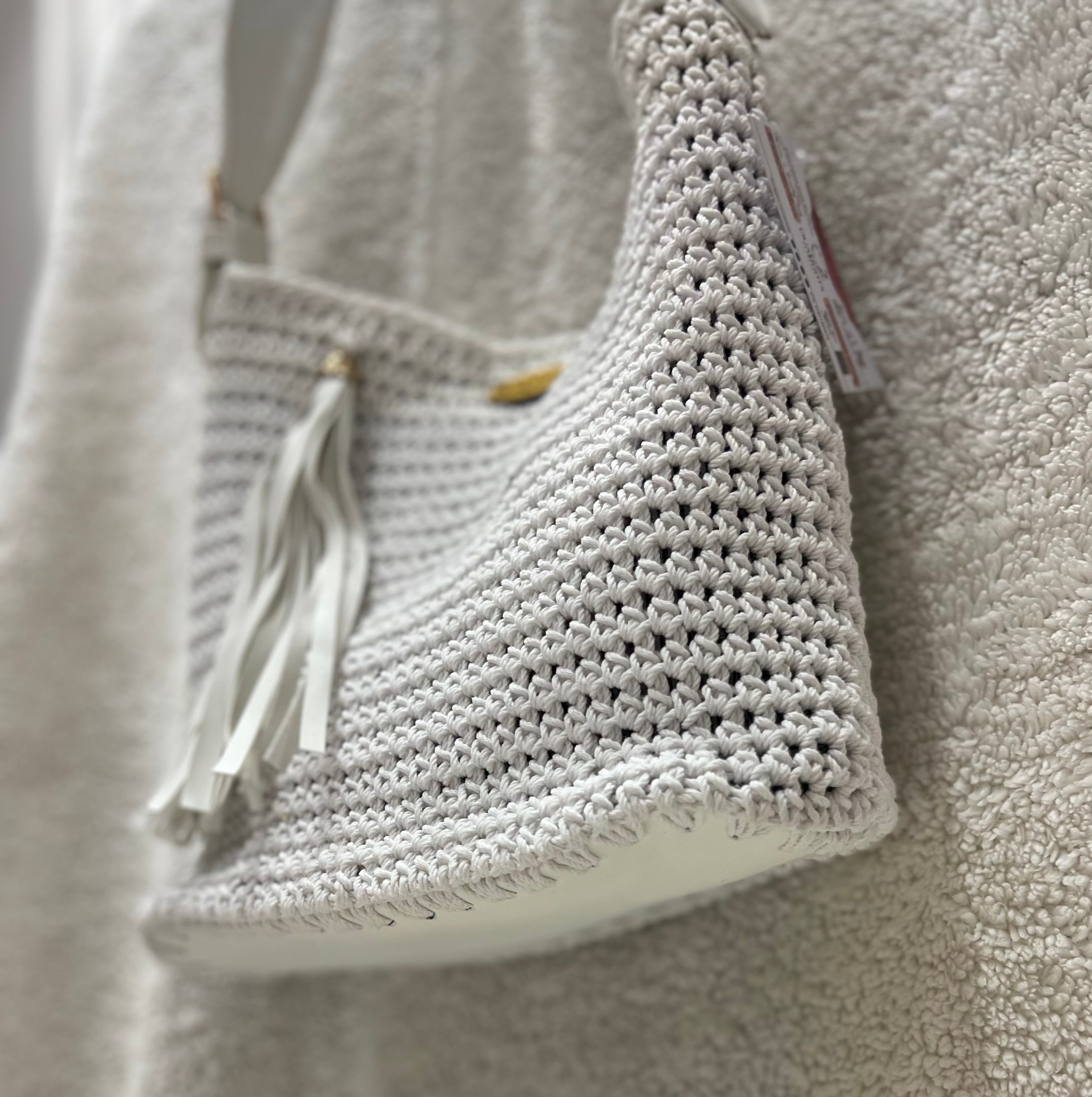 essential shoulder bag, white / white