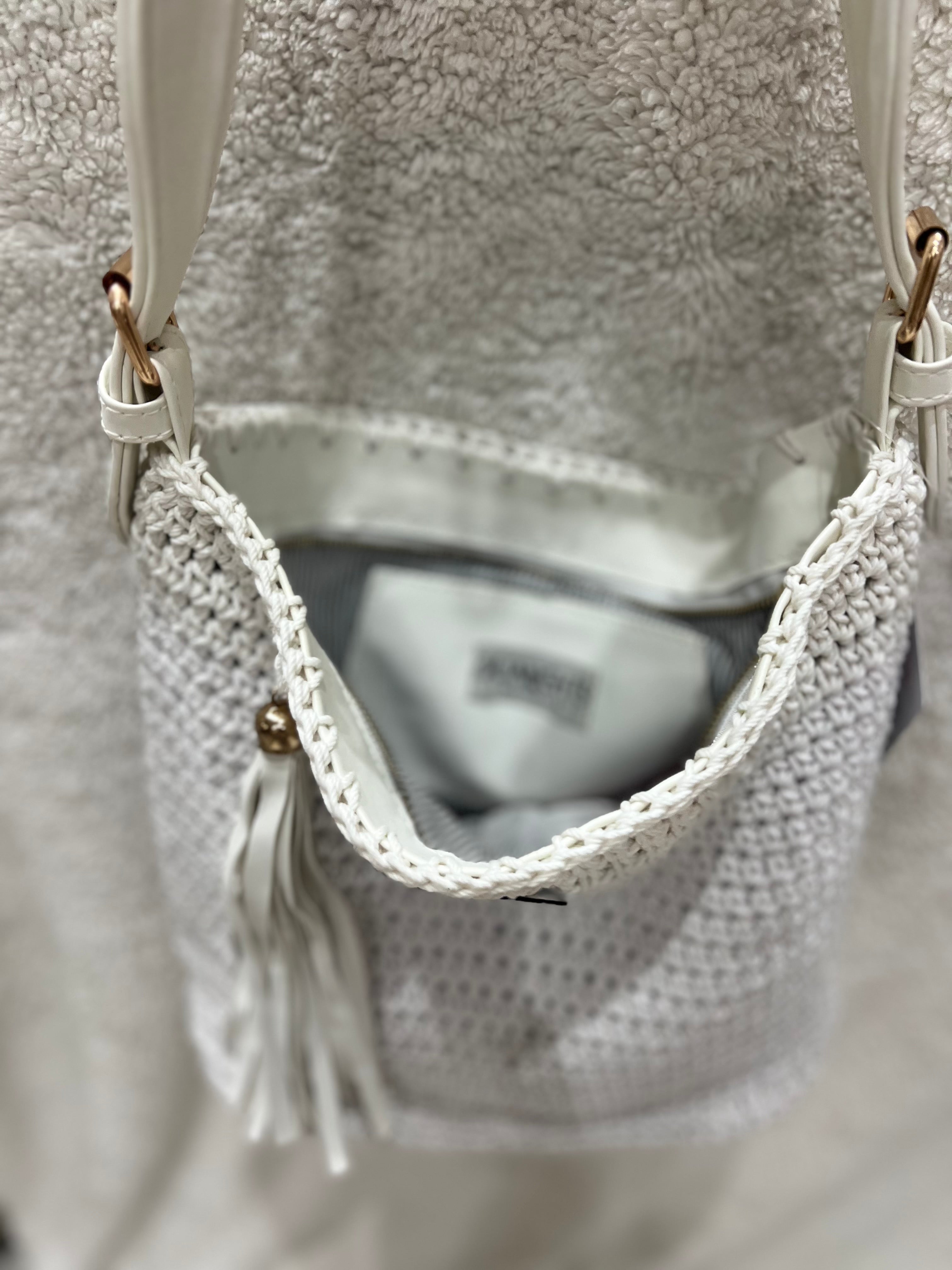 essential shoulder bag, white / white