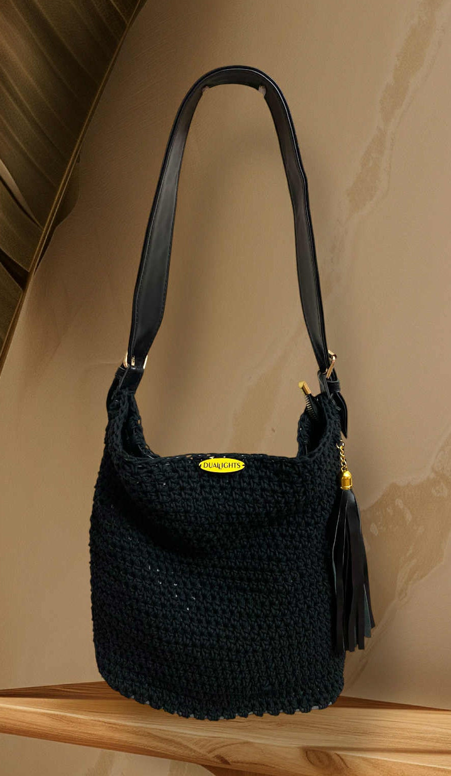 essential shoulder bag, black / black